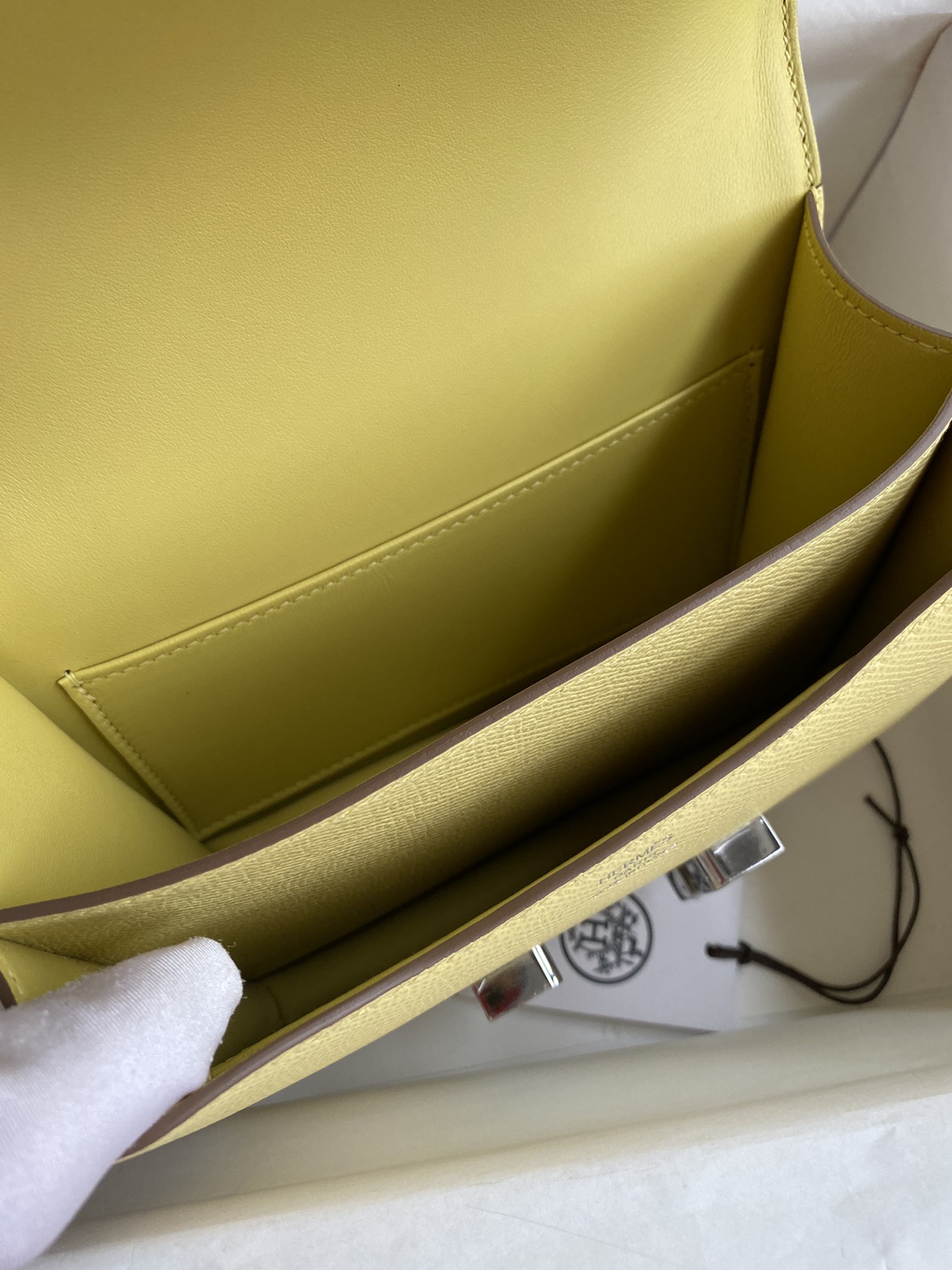 Hermes Constance #1Z Jaune poussin 19-24cm Epsom